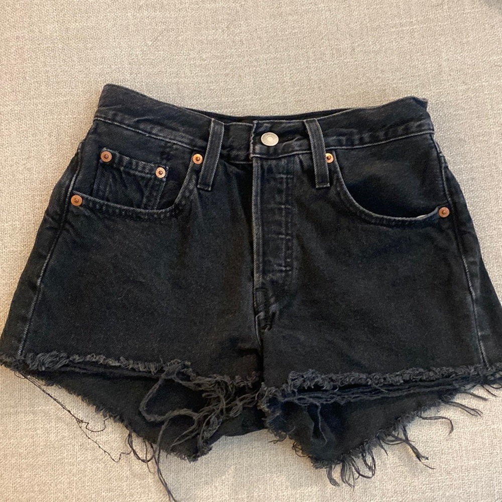Black Levi’s 501 denim shorts